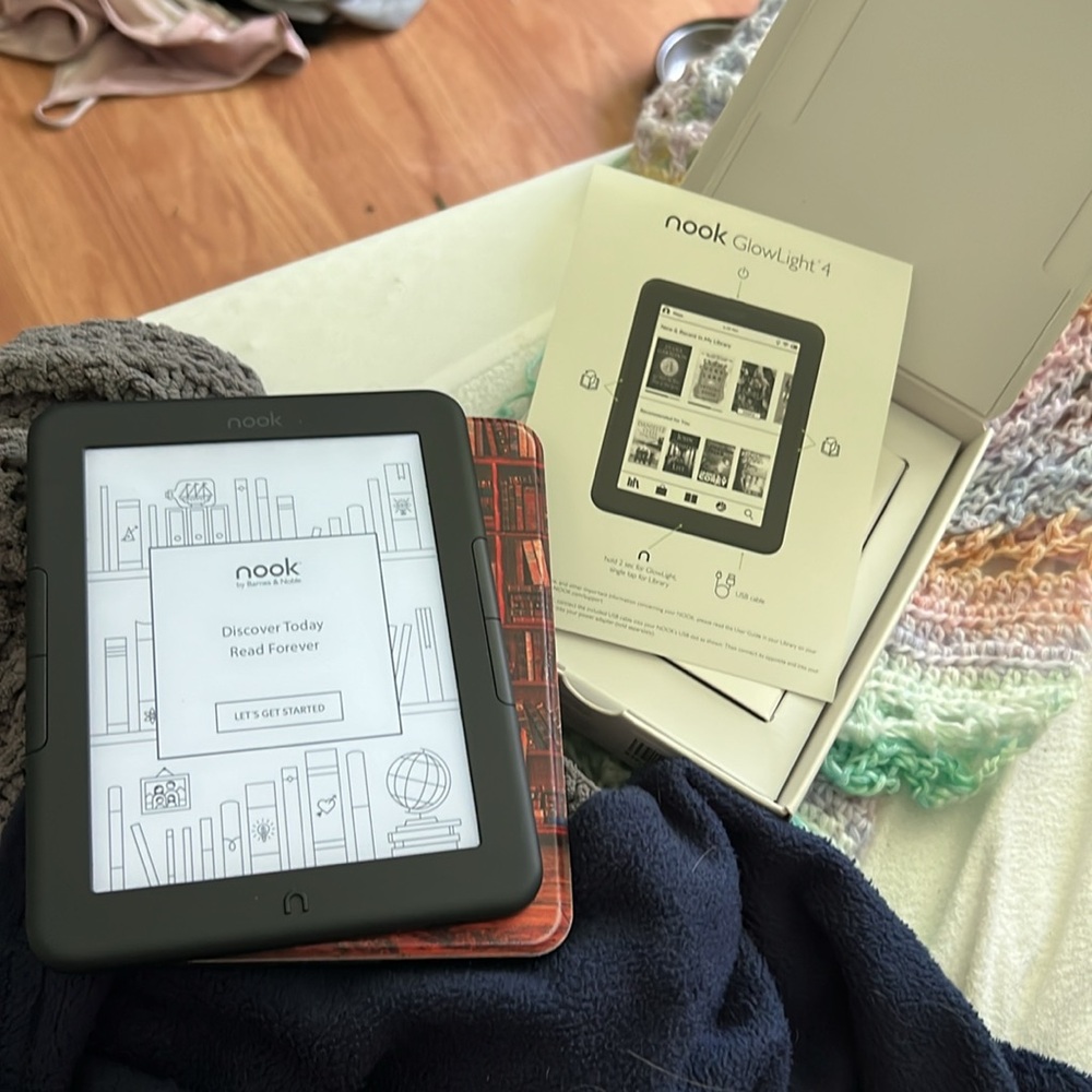 Barnes & Noble Glowlight 4 and case